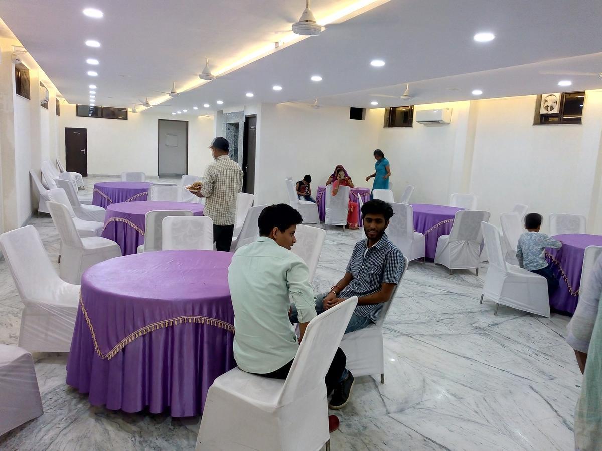 Hotel Sar Kamla Dham Skd Vrindavan Fully Vaccinated Staff Buitenkant foto