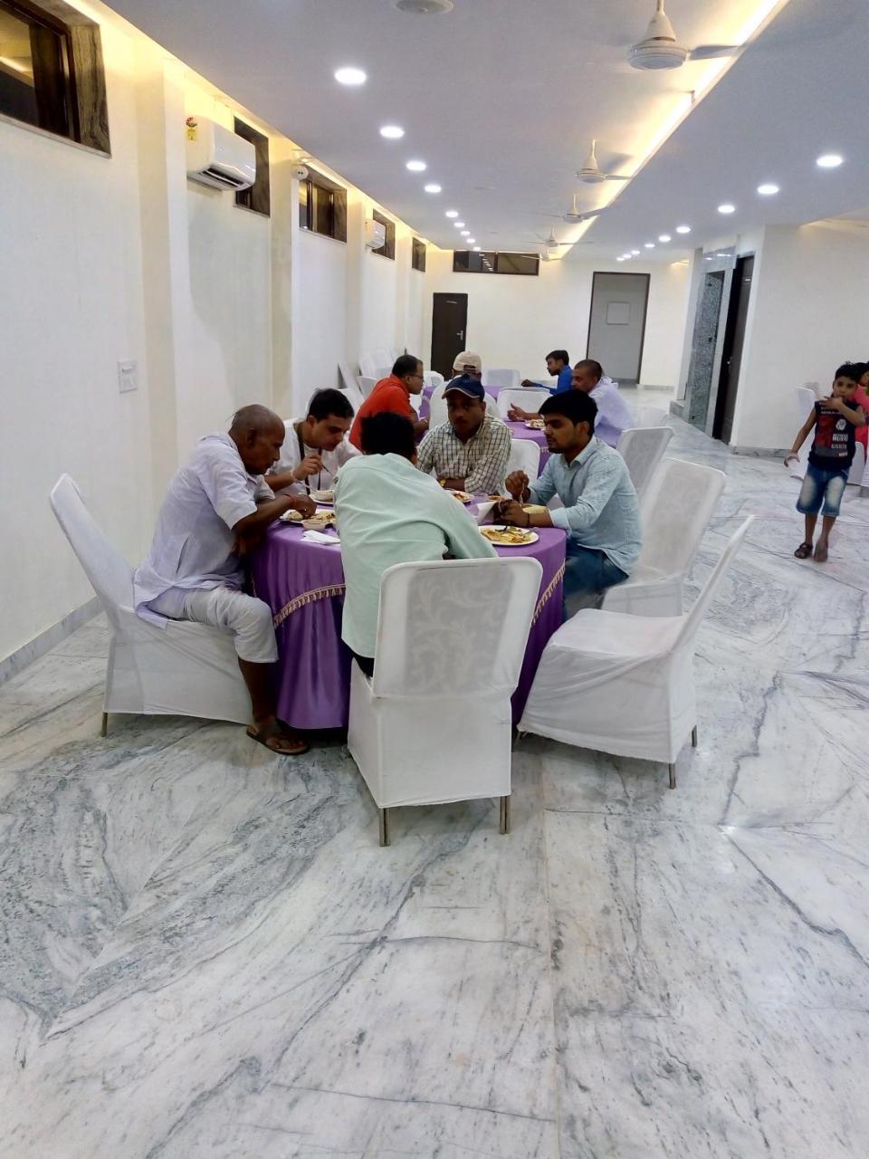 Hotel Sar Kamla Dham Skd Vrindavan Fully Vaccinated Staff Buitenkant foto