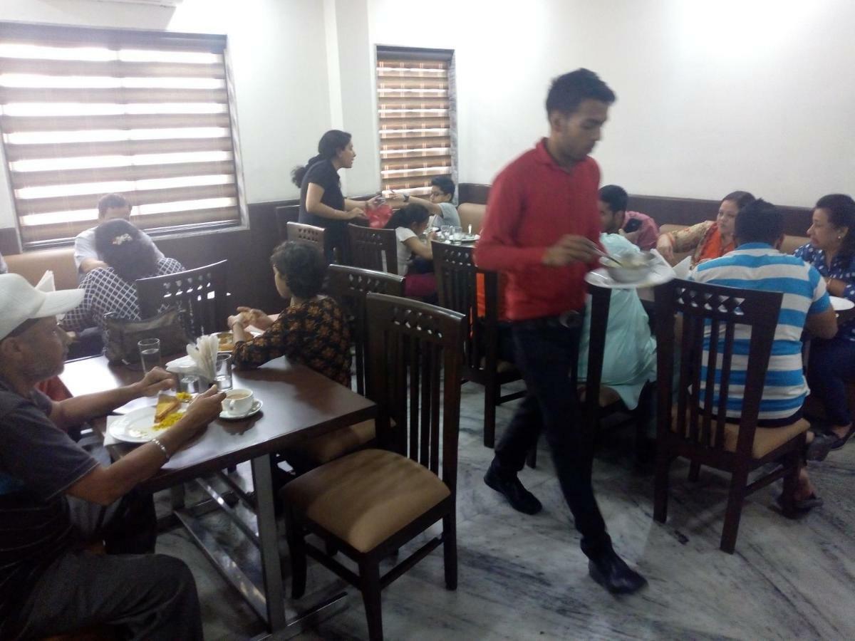 Hotel Sar Kamla Dham Skd Vrindavan Fully Vaccinated Staff Buitenkant foto